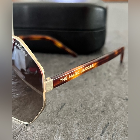 The Marc Jacobs sunglasses. - Picture 3 of 5